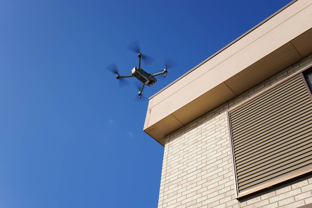 dron volador contra un cielo azul - Foto, Imagen