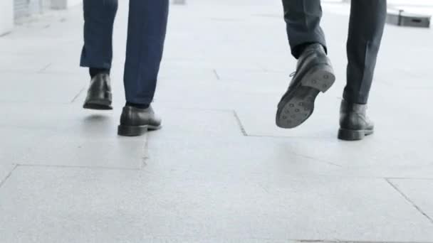 Empresarios piernas caminando en la calle urbana juntos. Colegas que van a trabajar
 - Metraje, vídeo