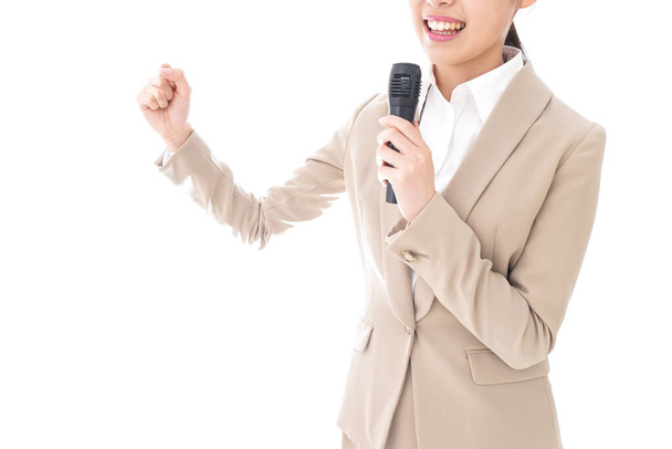 joven mujer de negocios con micrófono aislado sobre fondo blanco - Foto, Imagen
