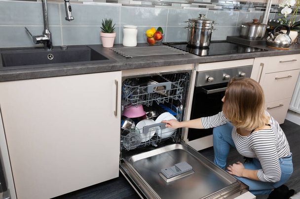 A dishwasher is a device that saves time, water and electricity and all dishes are thoroughly washed. - Foto, afbeelding