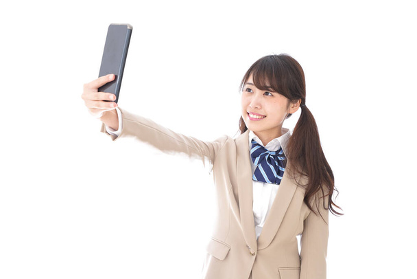 aasialainen liikenainen ottaen selfie eristetty valkoisella taustalla
 - Valokuva, kuva