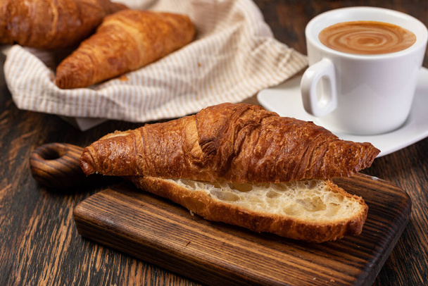 Tuoreet ranskalaiset croissantit voin kanssa pöydällä
 - Valokuva, kuva