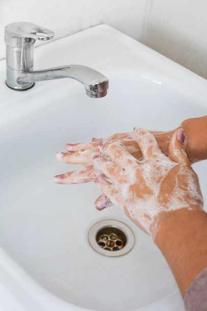 Πλύνε τα χέρια σου. Πλύσιμο χεριών στο σπίτι. Έννοια του Coronavirus. - Φωτογραφία, εικόνα