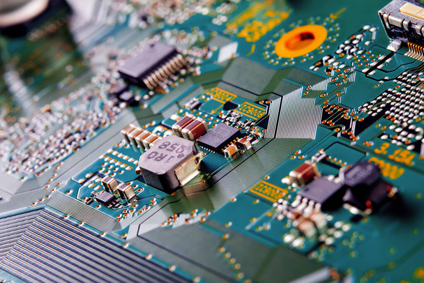 Placa de circuito electrónico con componentes electrónicos como chips de primer plano
 - Foto, Imagen