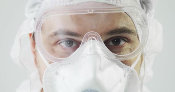Portrait de l'homme médecin en vêtements de protection pendant la pandémie de coronavirus
. - Séquence, vidéo