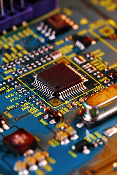 Placa de circuito electrónico con componentes electrónicos como chips de primer plano
 - Foto, Imagen