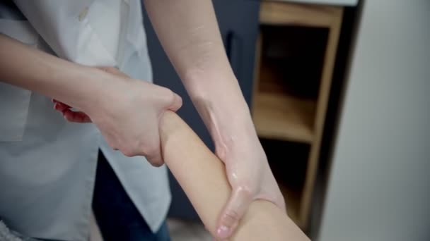 Massaggio - massaggiatore sta impastando avambraccio femminile
 - Filmati, video