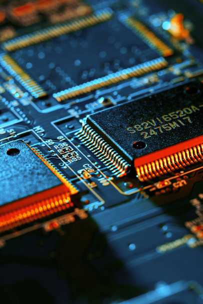 Electronic circuit board with electronic components such as chips close up - Foto, imagen