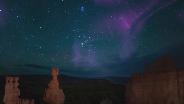 Bryce Canyon Melkweg Galaxy Over Thors Hammer Time Lapse Gesimuleerde Aurora Zonnevlam - Video
