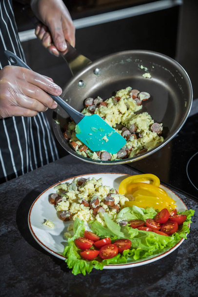 Omelete com ervas e legumes em uma mesa cinza na cozinha
 - Foto, Imagem