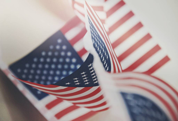 Rij van kleine identieke Amerikaanse vlaggen, decoratief voor thema 's van de zomer, trots, Americana, USA vlag concept, God zegene Amerika. - Foto, afbeelding