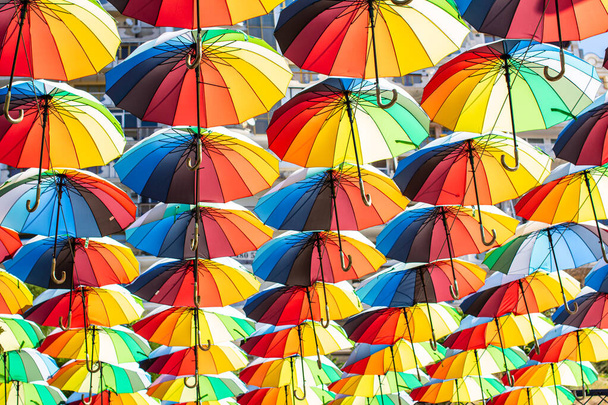 Renkli şemsiyeler Mavi, yeşil, kırmızı, gökkuşağı arka plan şemsiyeleri Gökyüzü şemsiyeli sokak - Fotoğraf, Görsel