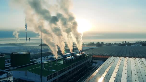 Widok z zewnątrz jednostek szklarniowych z piórami dymu - Materiał filmowy, wideo