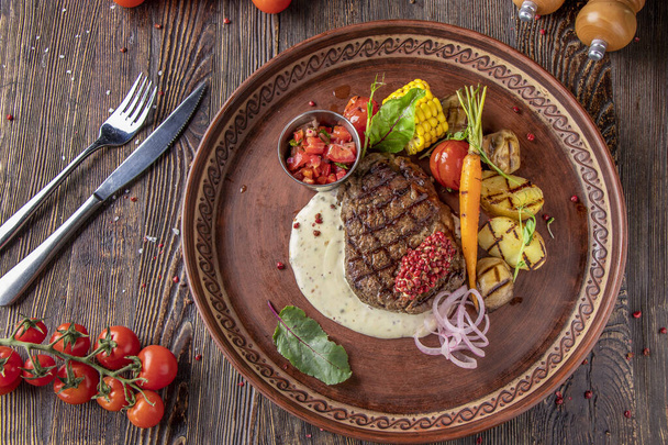 Filet mignon steak podávaný s grilovanou zeleninou, houbami a sýrovou omáčkou, restaurace, horizontální orientace, výhled shora - Fotografie, Obrázek