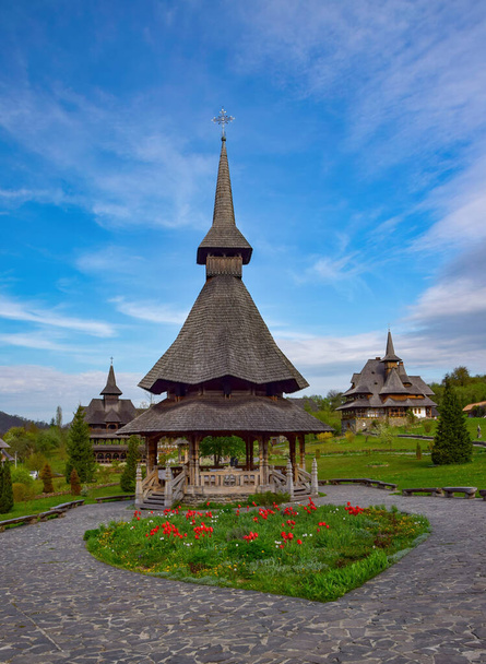 Maramures arquitectura tradicional de madera del monasterio de Barsana, Rumania. Cielo pintoresco
 - Foto, imagen