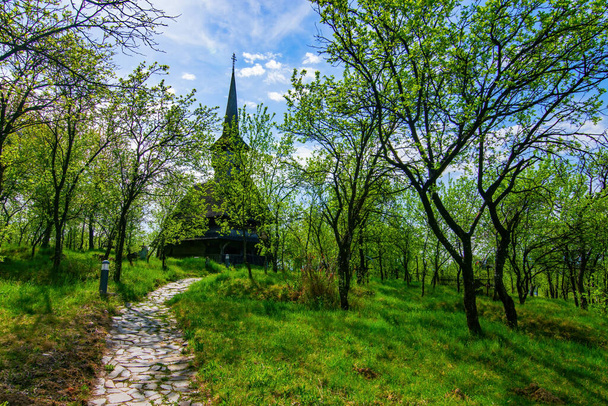 Sentiero a Maramures tradizionale chiesa di legno della Presentazione della Vergine nel Tempio di Barsana, Romania. Patrimonio mondiale dell'UNESCO
 - Foto, immagini