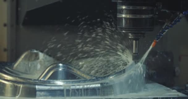 Fresado de metal. Mecanizado industrial de precisión de máquinas CNC, plano general
 - Metraje, vídeo
