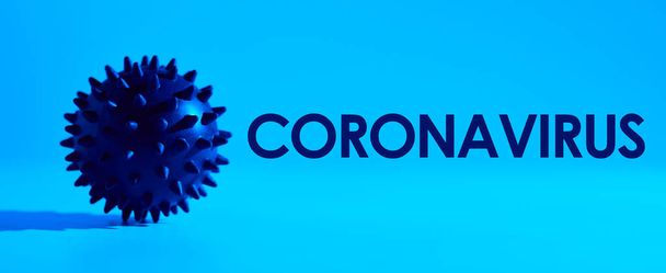 Inscription CORONAVIRUS na modrém pozadí. Světová zdravotnická organizace WHO představila nový oficiální název pro onemocnění: COVID-19 SARS, Coronaviridae, SARS-CoV, SARSCoV, MERS-CoV - Fotografie, Obrázek