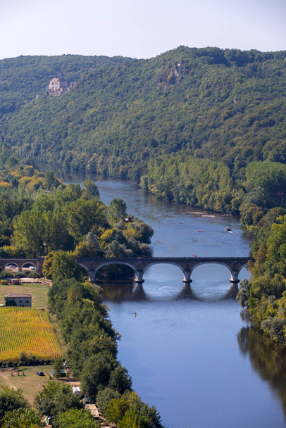 Uitzicht op de vallei van de Dordogne van Kasteel Beynac-et-Cazenac, Aquitaine, Frankrijk - Foto, afbeelding