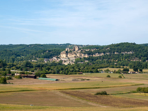  A középkori Beynac kastély egy mészkő sziklán emelkedik a Dordogne folyó fölé. Franciaország, Dordogne megye, Beynac és Cazenac - Fotó, kép