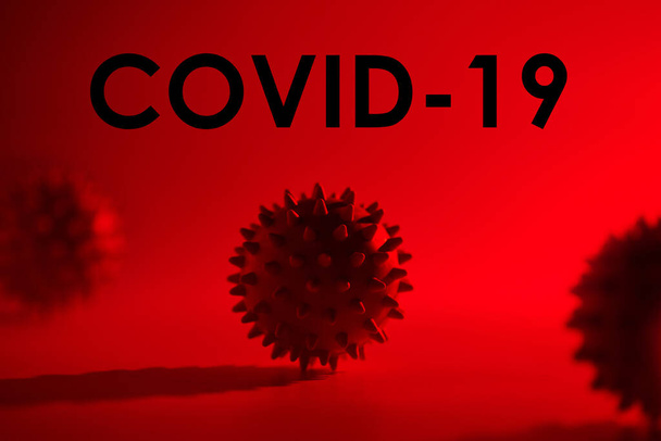 Inscrição COVID-19 em fundo vermelho. Organização Mundial da Saúde OMS introduziu novo nome oficial para a doença chamado: Coronavirus, COVID-19 SARS, Coronaviridae, SARS-CoV, SARSCoV, MERS-CoV
 - Foto, Imagem