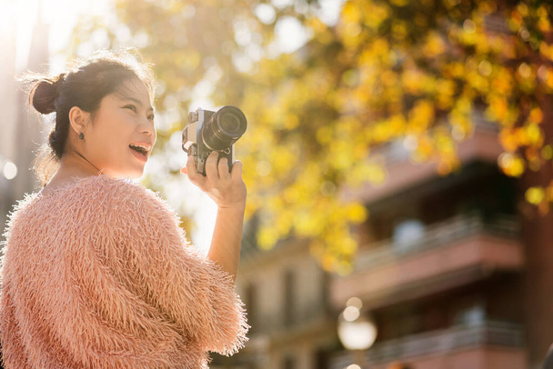 happy travel closeup asian woman hand sshoot camera traveller capture memory with background of famous landmark architecture,asian photographer travel with camera vacation concept - Foto, Imagen