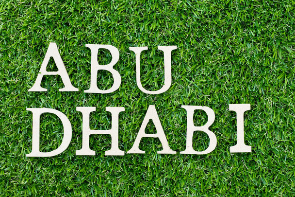 Kelime olarak ahşap alfabe harfi yeşil çimen arka planında Abu Dabi - Fotoğraf, Görsel