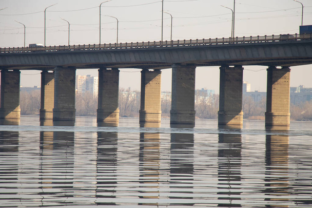 velha ponte kaydak através do rio Dnieper pela manhã na primavera
 - Foto, Imagem
