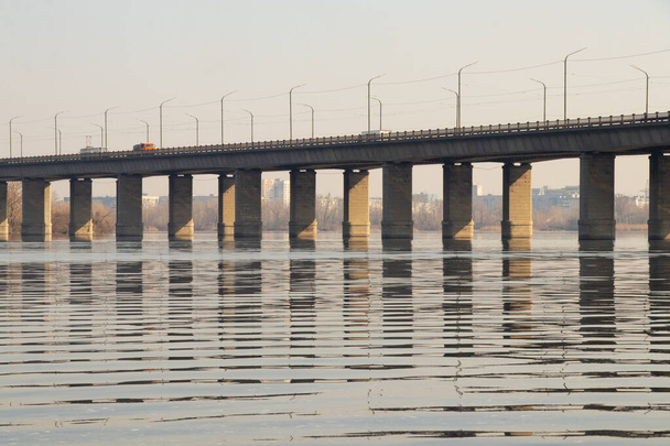 春の朝ドニエプル川を渡る古いカヤック橋 - 写真・画像