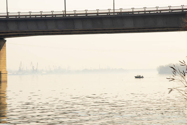 stary most kaydak przez rzekę Dniepru rano wiosną - Zdjęcie, obraz