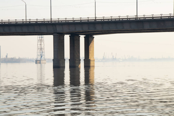 velha ponte kaydak através do rio Dnieper pela manhã na primavera
 - Foto, Imagem