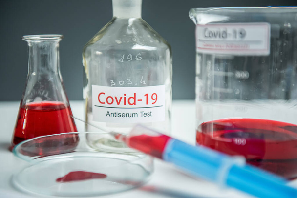 Ιός του Coronavirus covid19 μολυσμένο δείγμα αίματος σε σωλήνα δείγματος στο τραπέζι στο εργαστήριο του ιού της κορώνας - Φωτογραφία, εικόνα