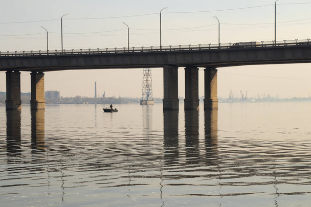 Bahar sabahı Dinyeper Nehri 'nin karşısındaki eski kayık köprüsü. - Fotoğraf, Görsel