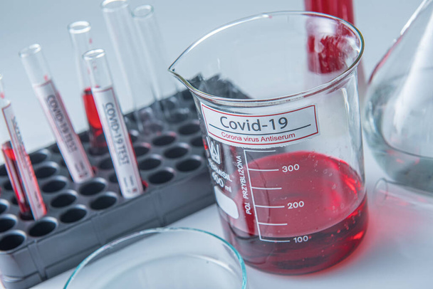 Coronavirus covid19 amostra de sangue infectada em tubo de amostra na tabela em corona vírus laboratório
 - Foto, Imagem