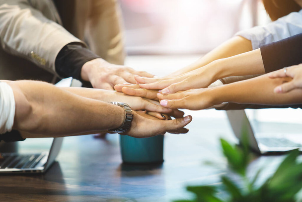 Gros plan les gens d'affaires se connectent main dans la main, pile de mains, concept de partenaire de travail d'équipe
. - Photo, image