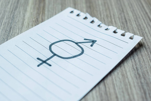 papírová poznámka s pohlavím LGBTQ symbolu pro lesbickou, gayskou, bisexuální, transgender a homosexuální komunitu - Fotografie, Obrázek