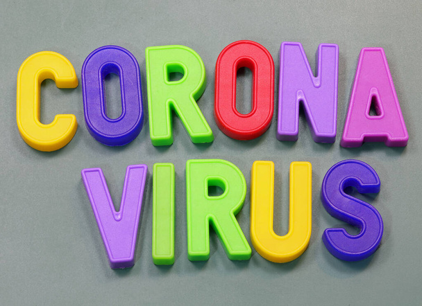 Letras magnéticas de plástico com texto Corona vírus na escola
 - Foto, Imagem