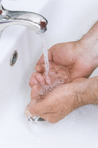 viejo se lava las manos en el baño
 - Foto, Imagen