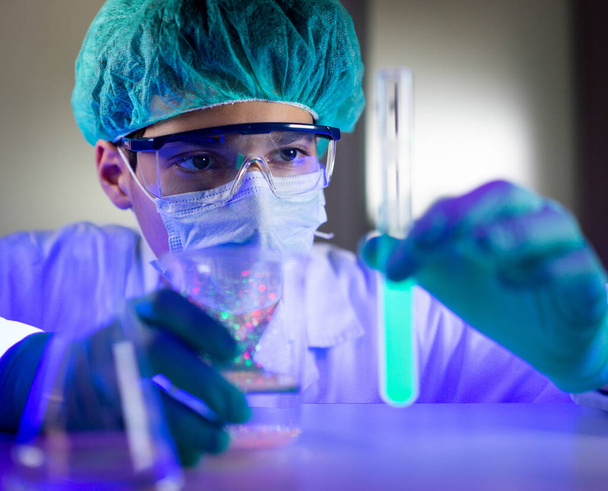Lab scientist working on viruses tube samples under UV light - Φωτογραφία, εικόνα