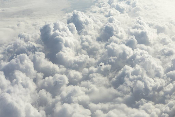 Formação de nuvens com um pequeno avião de passageiros
 - Foto, Imagem
