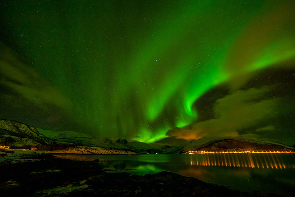 Aurora Borealis v Tromso, Norsko před norským fjordem, zimní sezóna, dlouhá doba závěrky. - Fotografie, Obrázek