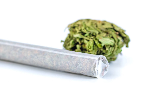 Montón de cannabis seco medicinal y marihuana aislada sobre fondo blanco, sesión de estudio
 - Foto, Imagen