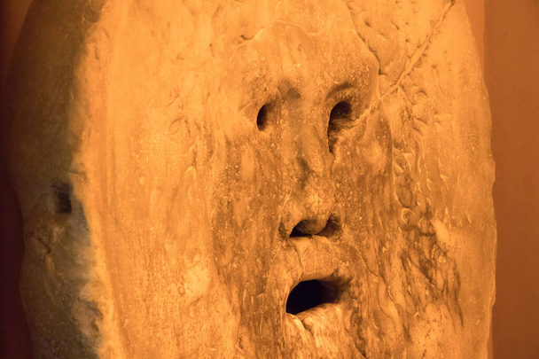 La Bouche de la Vérité est un masque de marbre à Rome, Italie
 - Photo, image