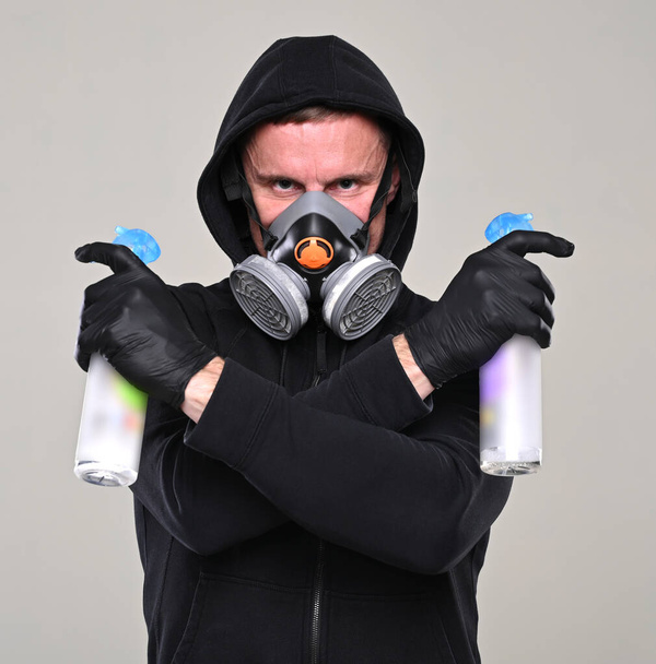 医療と医療の概念。男でマスクと手袋を保持消毒剤以上グレーの背景 - 写真・画像