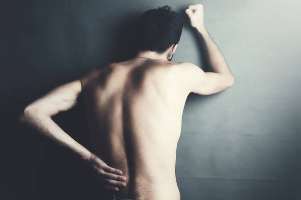 young man with back and neck pain - Foto, immagini