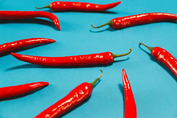 Tvůrčí chilli paprika pozadí pro plakáty, blogy, web design. Selektivní soustředění. Zdravá složka potravin vhodná pro vegany a vegetariány - Fotografie, Obrázek