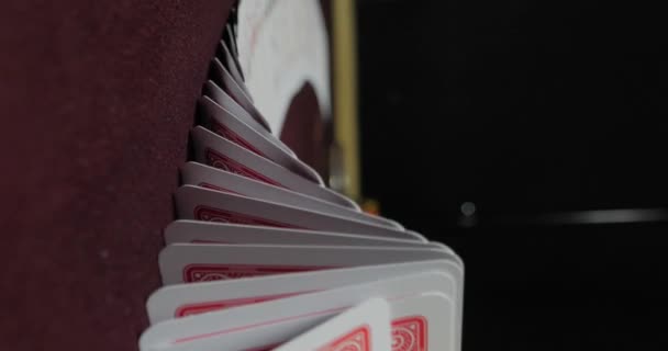 Vertikales Video für Telefone und Tablets. Poker Dealer mischt das ganze Kartenspiel auf - Filmmaterial, Video