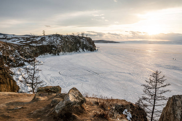 Zimowy zachód słońca krajobraz jeziora Baikal na wyspie Olkhon. Góry śniegu i lodu. Unikalny rezerwat przyrody w Rosji - Zdjęcie, obraz
