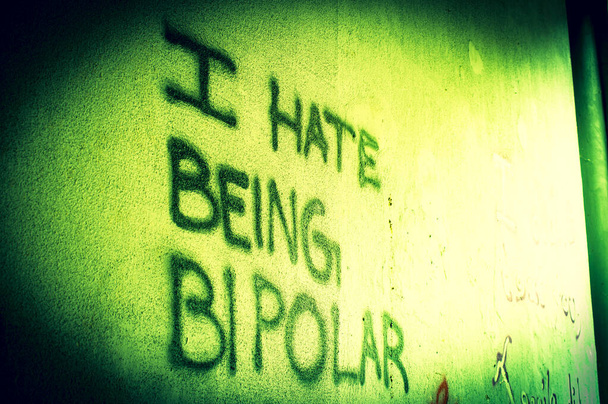 Graffiti met inscriptie in het Engels I Haat is bipolair in het Duits Ich hasse es bipolar zu sein - Foto, afbeelding