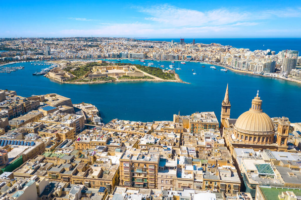 Vista aérea de Valletta, cidade de Sliema e ilha de Manoel. Dia ensolarado, céu azul, mar Mediterrâneo, barcos. Malta
 - Foto, Imagem